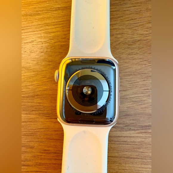 Apple Watch Series 4 40mm Gold with Cream Band and leather band - Picture 3 of 5